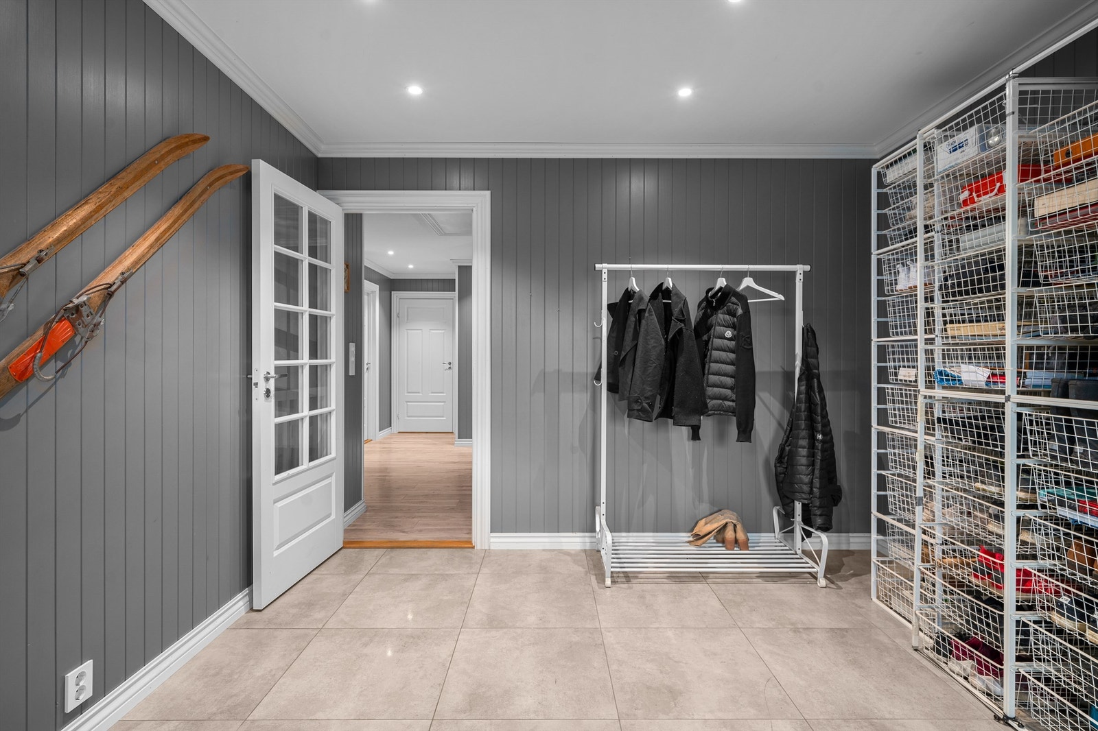 Entreen har god plass for å henge fra seg yttertøy og sko Galleribilde
