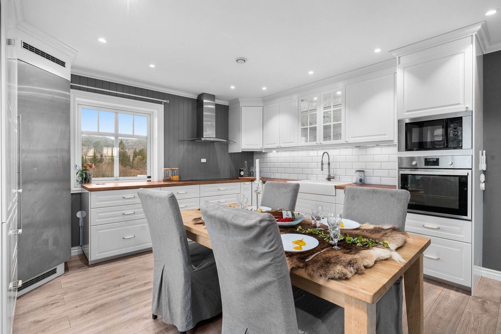 Kjøkkenet har integrert oppvaskmaskin, mikrobølgeovn og stekeovn plassert i høyskap, nedfelt induksjonstopp og frittstående kjølehjørne Galleribilde