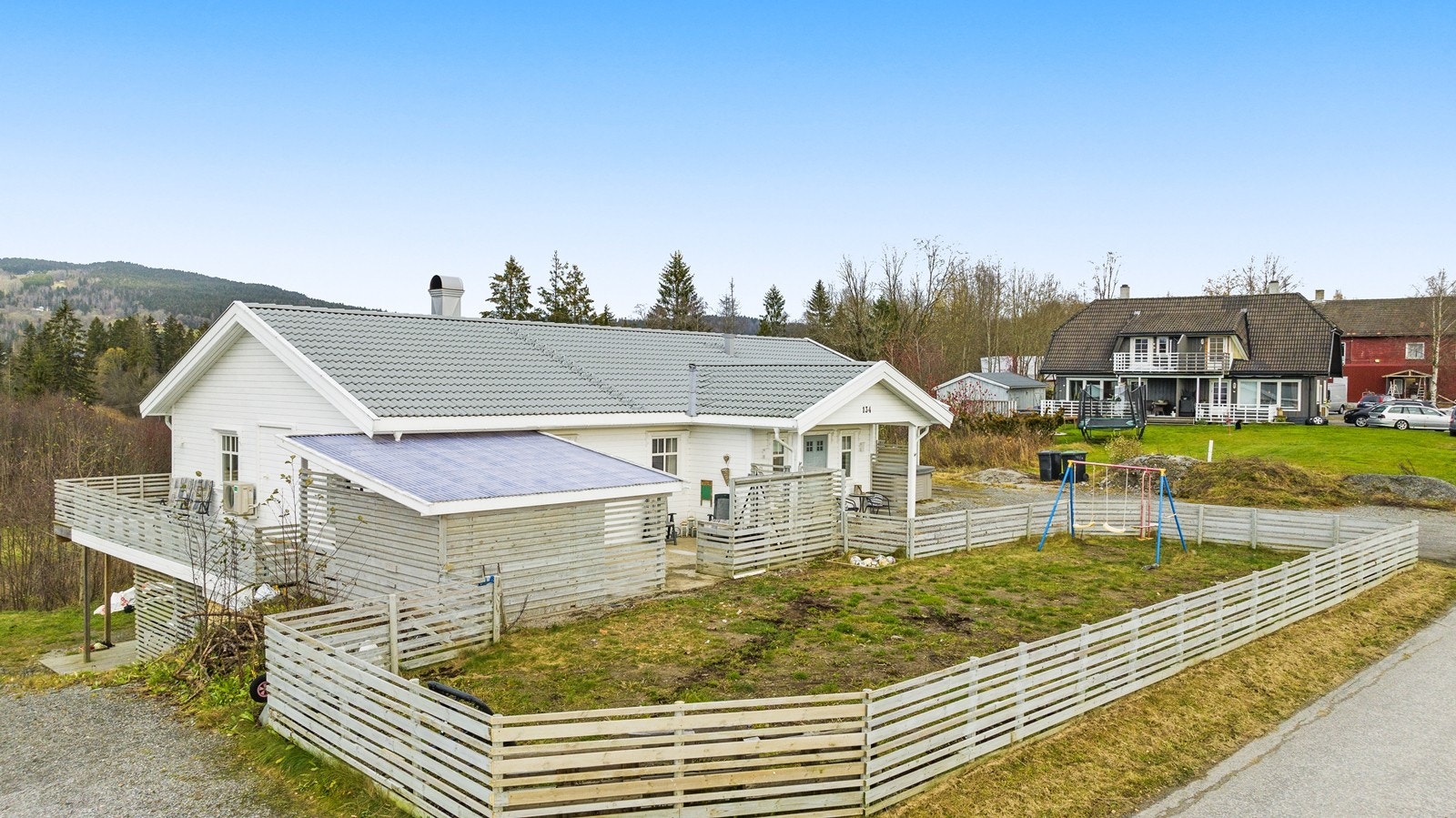 Eneboligen har leilighet i underetasjen med separat inngang (ikke godkjent for bruk pt.) Galleribilde