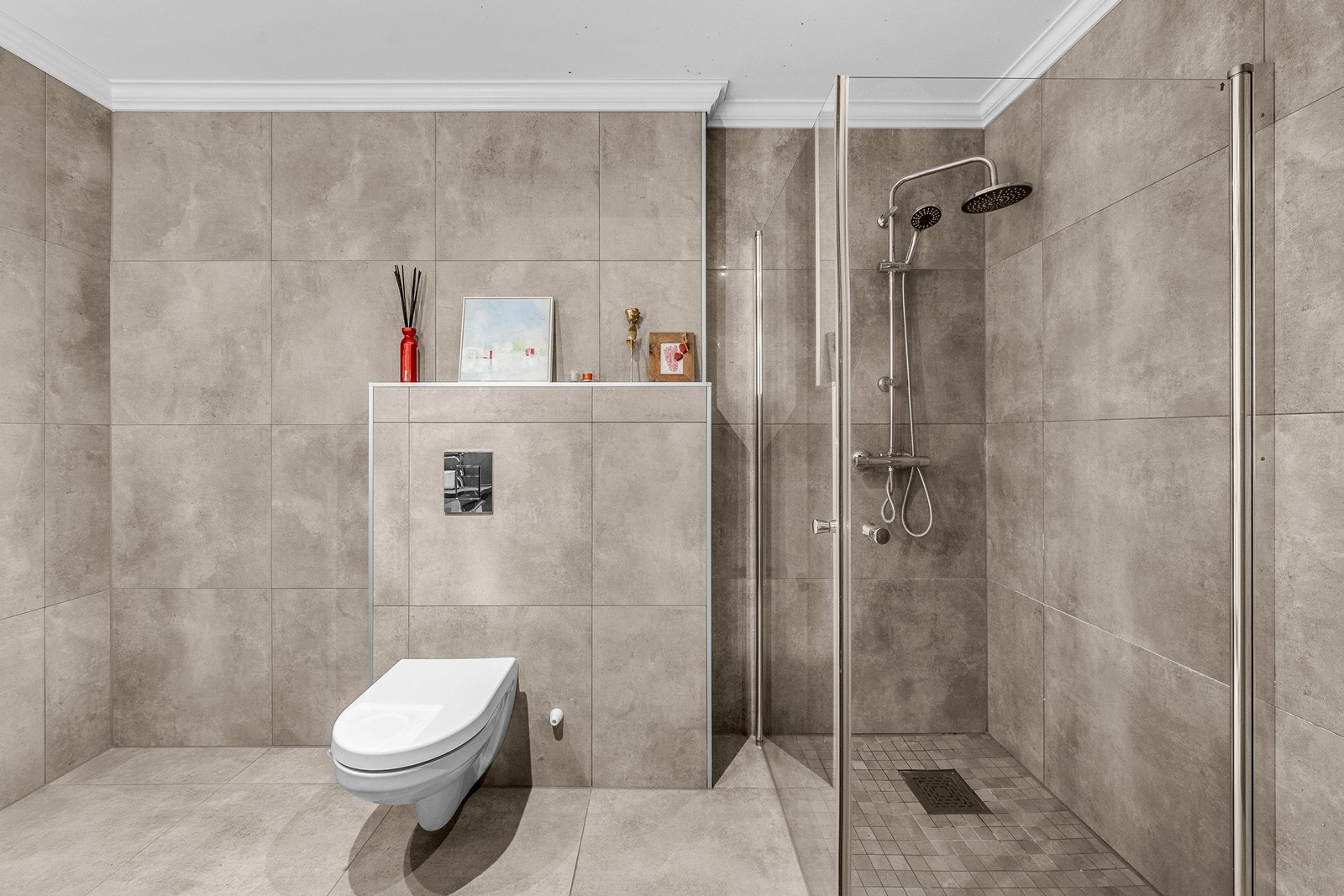 Leilighet - Badet har vegghengt toalett og dusjhjørne med innfellbare glassdører Galleribilde