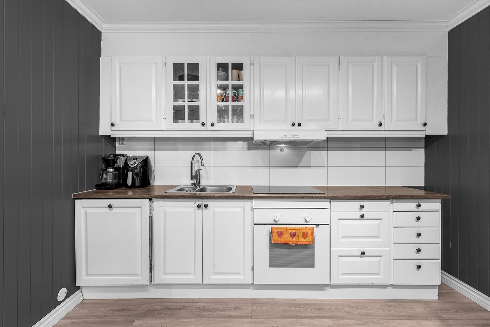 Leilighet - Kjøkkenet har innredning i profilerte fronter og laminert benkeplate. Galleribilde