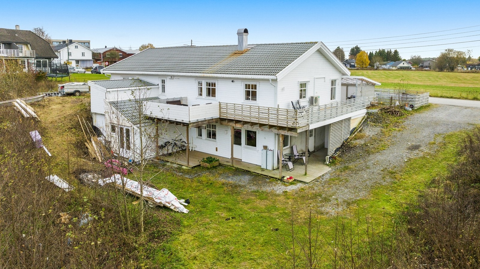 Eiet tomt på ca. 906 kvm med god boltreplass for hele familien Galleribilde