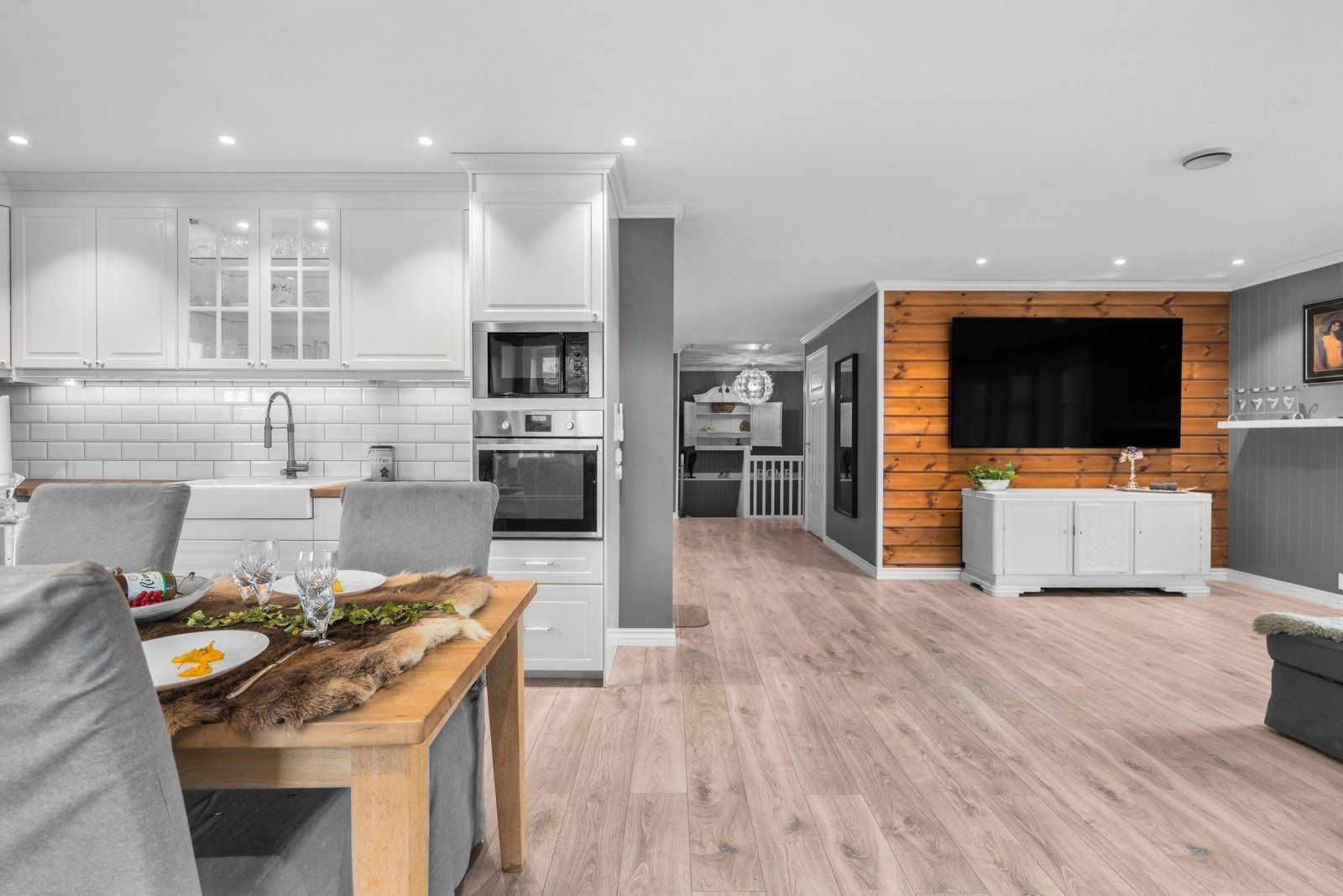 Det er pent laminatgulv med varme som bidrar til en jevn og god varme i boligen Galleribilde