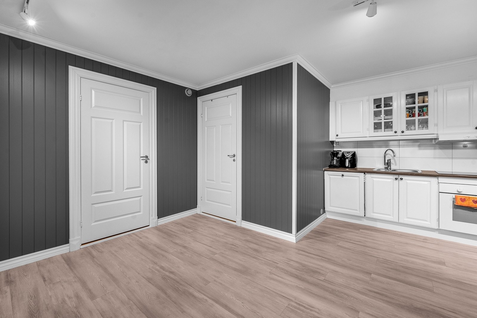 Leilighet - Fra kjøkkenet er det dør til bad og teknisk rom/vaskerom Galleribilde