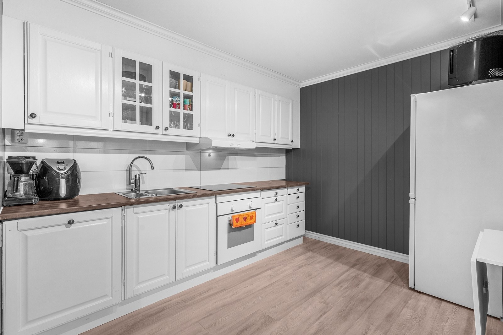 Leilighet - Kjøkkenet har nedfelt induksjonstopp og innebygget stekeovn Galleribilde