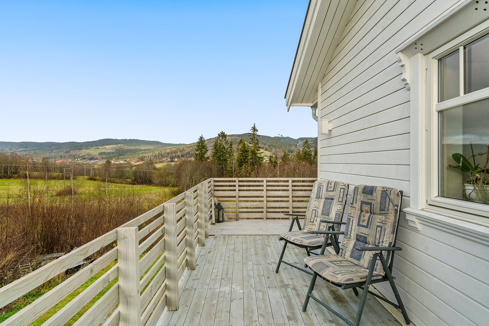 Terrasse med flott utsikt over nærområdet Galleribilde