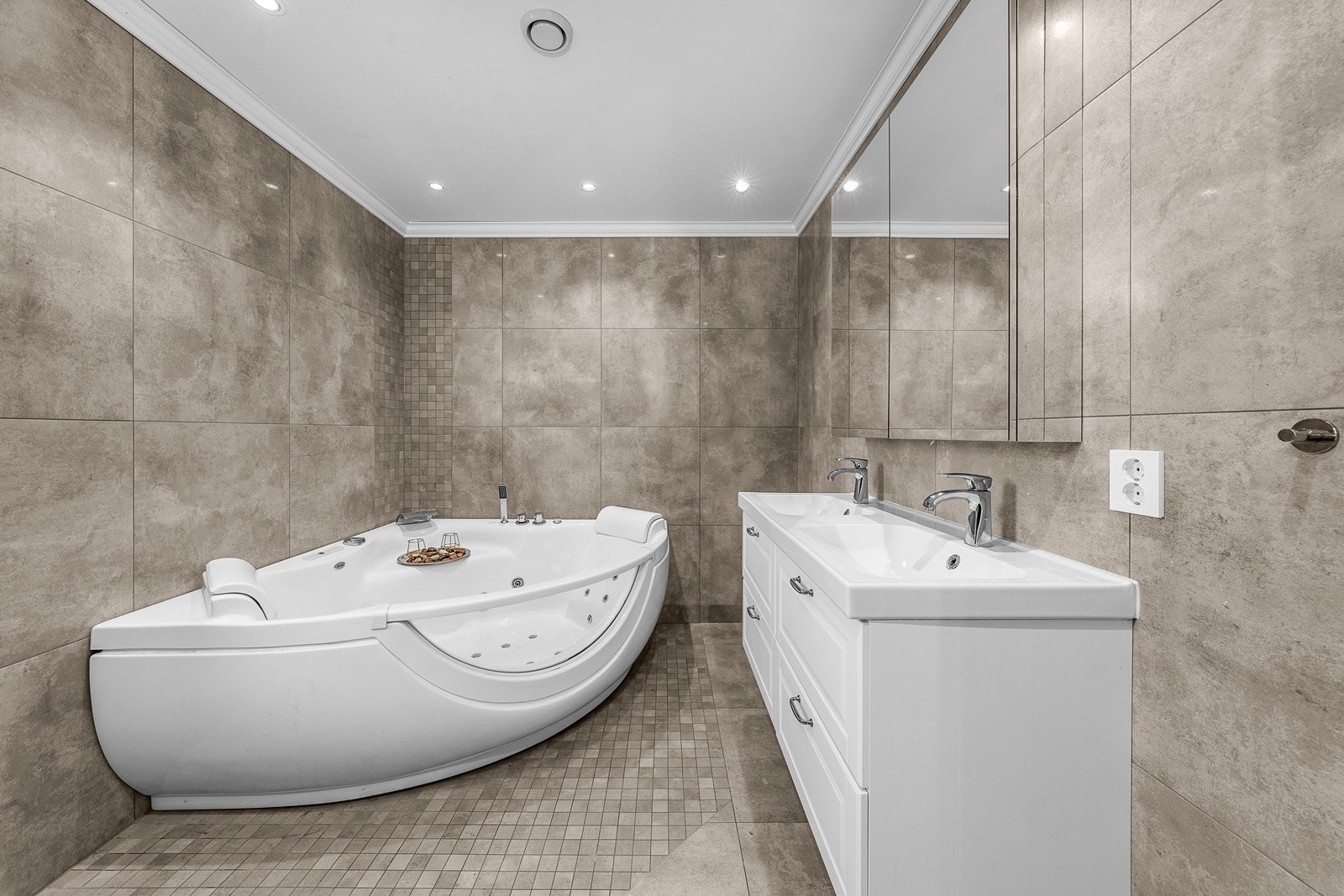 Pent bad med boblebadekar med integrert armatur Galleribilde