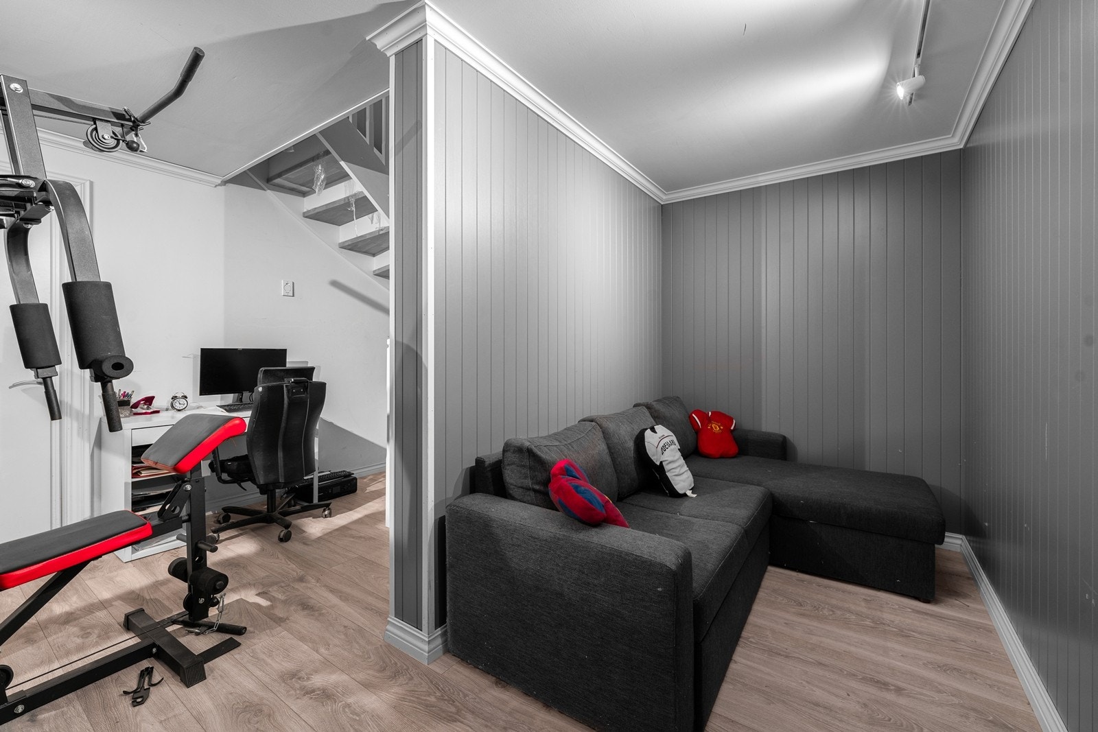 Romslig trapperom med god oppbevaringsplass. (Ikke godkjent for varig opphold) Galleribilde