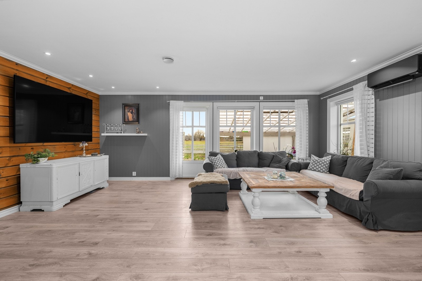 Store vindusflater slipper inn rikelig med naturlig lys som gir en luftig romfølelse Galleribilde