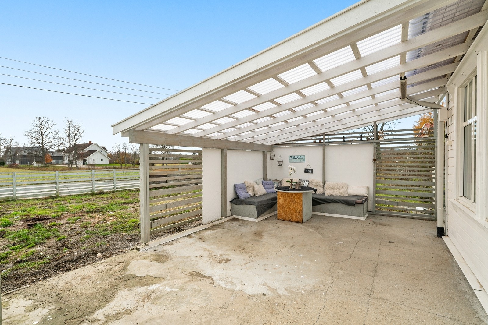 Romslig uteplass med plass for flere sittegrupper Galleribilde