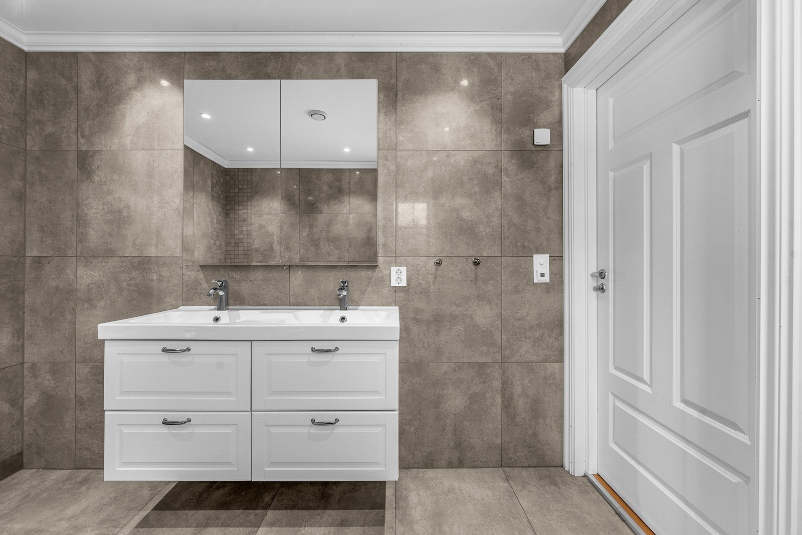 Badet har flott dobbelservant og servantskap med skuffer Galleribilde