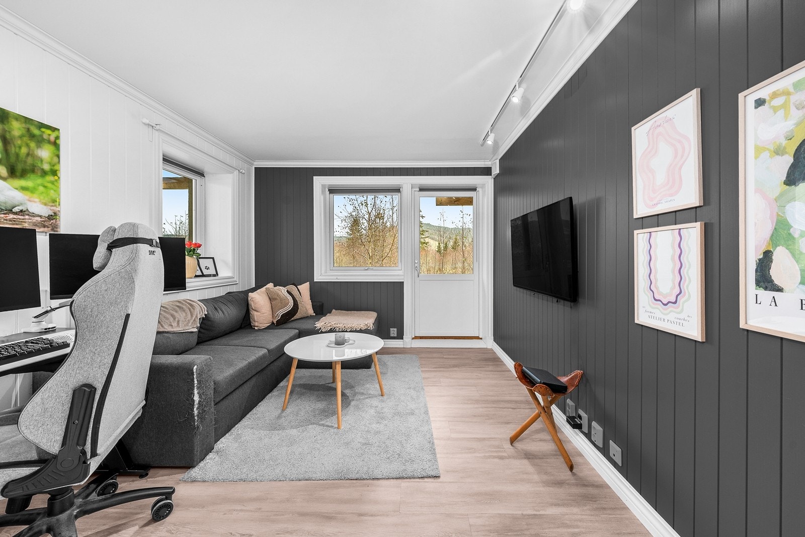 Leilighet - Stue med plass for sofa-løsning og diverse møblement Galleribilde