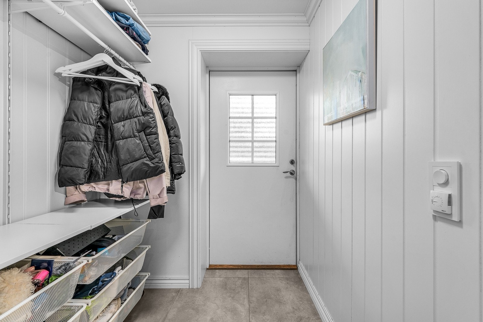 Leilighet - Vindfang med plass til å henge fra seg yttertøy og sko Galleribilde