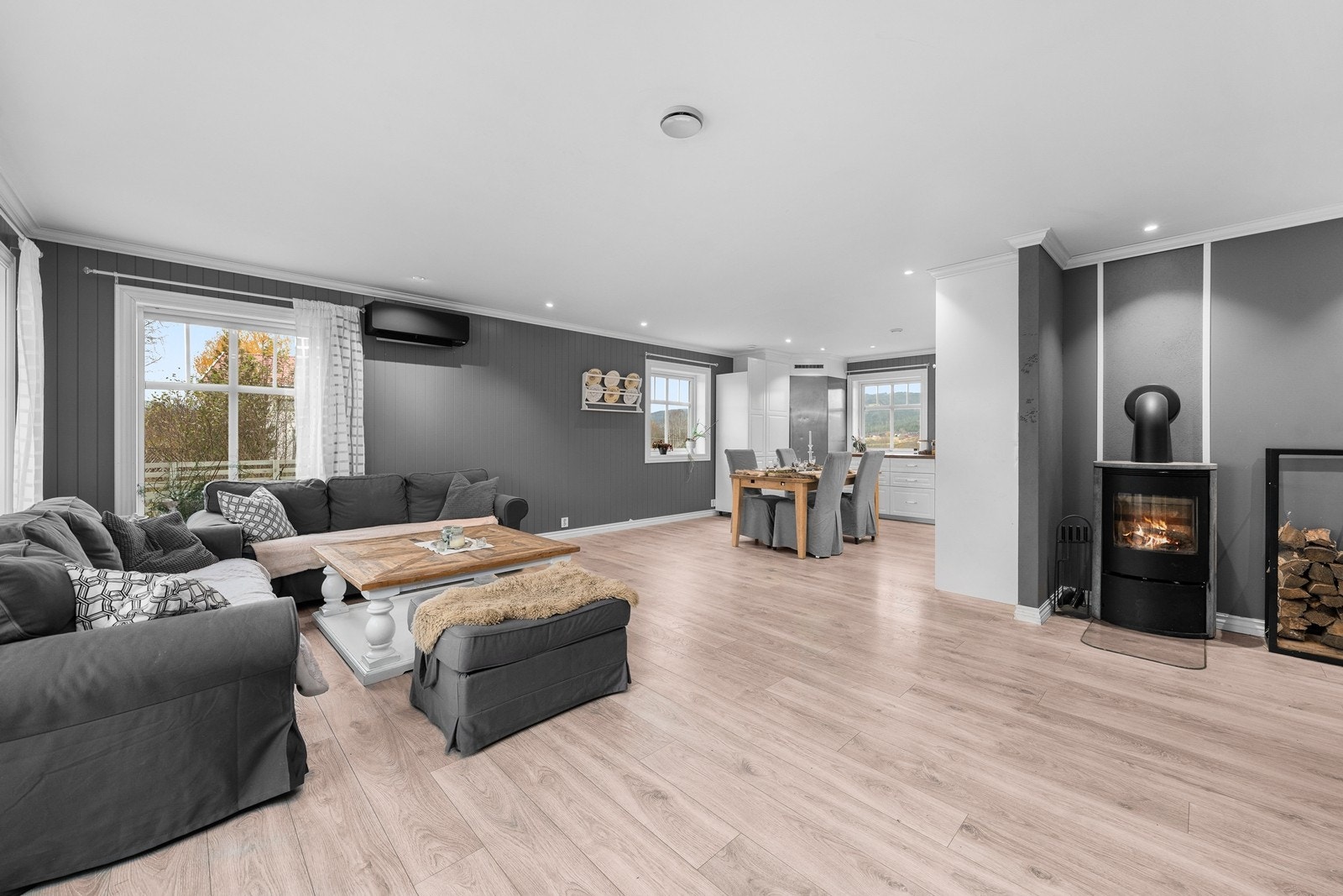 Tiltalende stue i åpen løsning med kjøkkenet, - innbydende og praktisk! Galleribilde