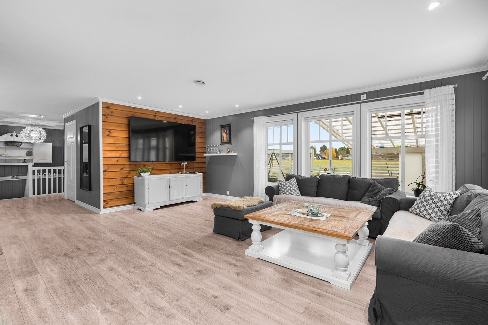 Flott kontrastvegg med liggende trepanel som gir et koselig inntrykk Galleribilde