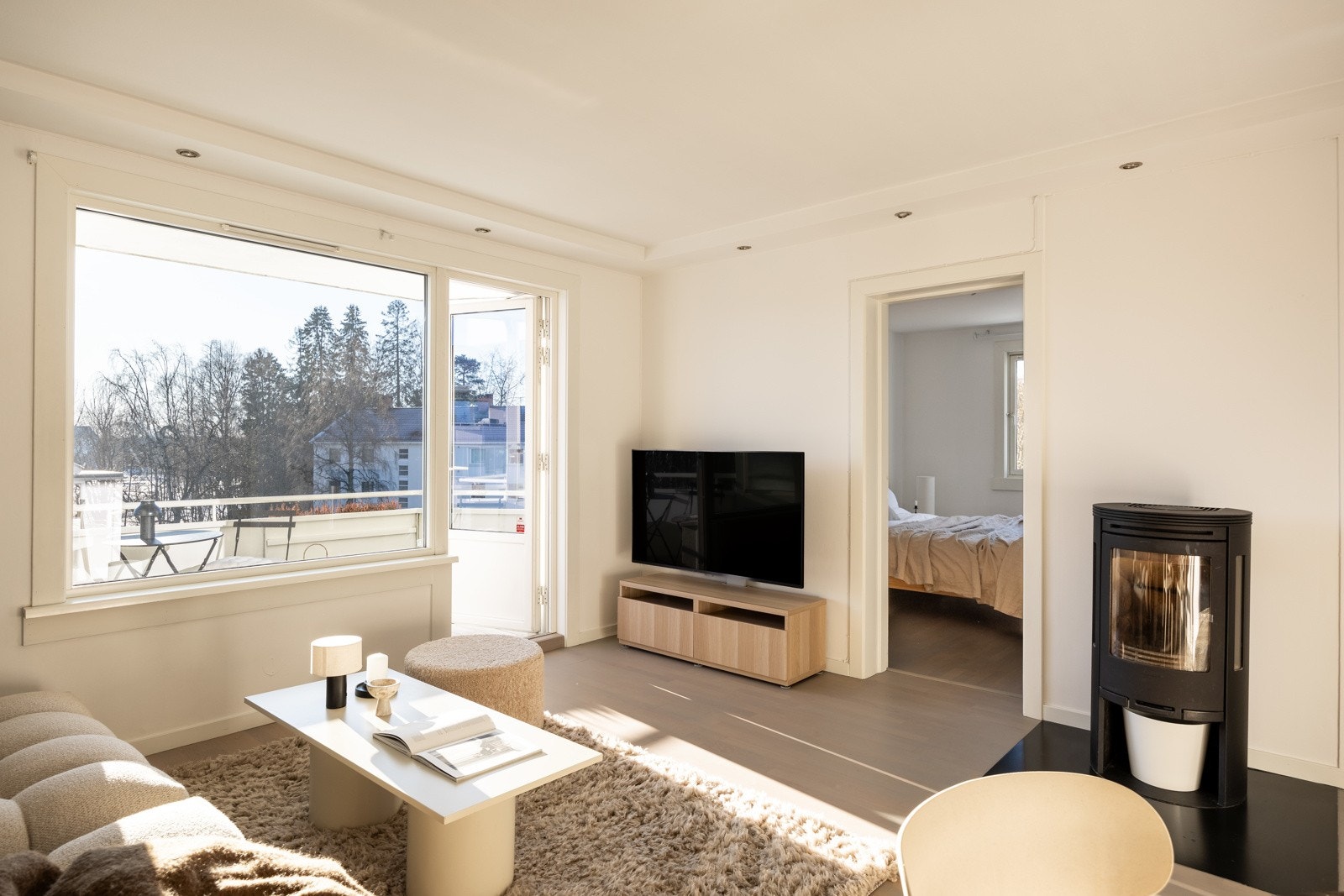 Store vindusflater slipper inn rikelig med naturlig lys. Galleribilde
