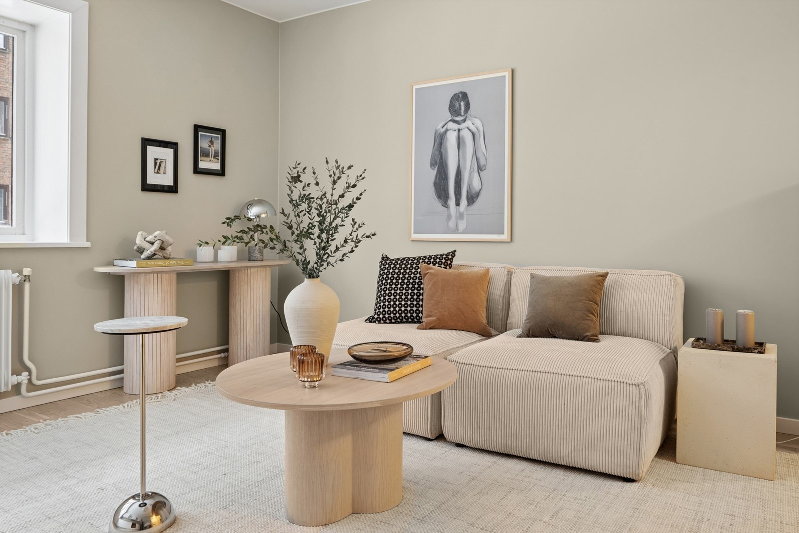 Leiligheten har åpen planløsning og store vindusflater som gir rikelig med naturlig lys Galleribilde