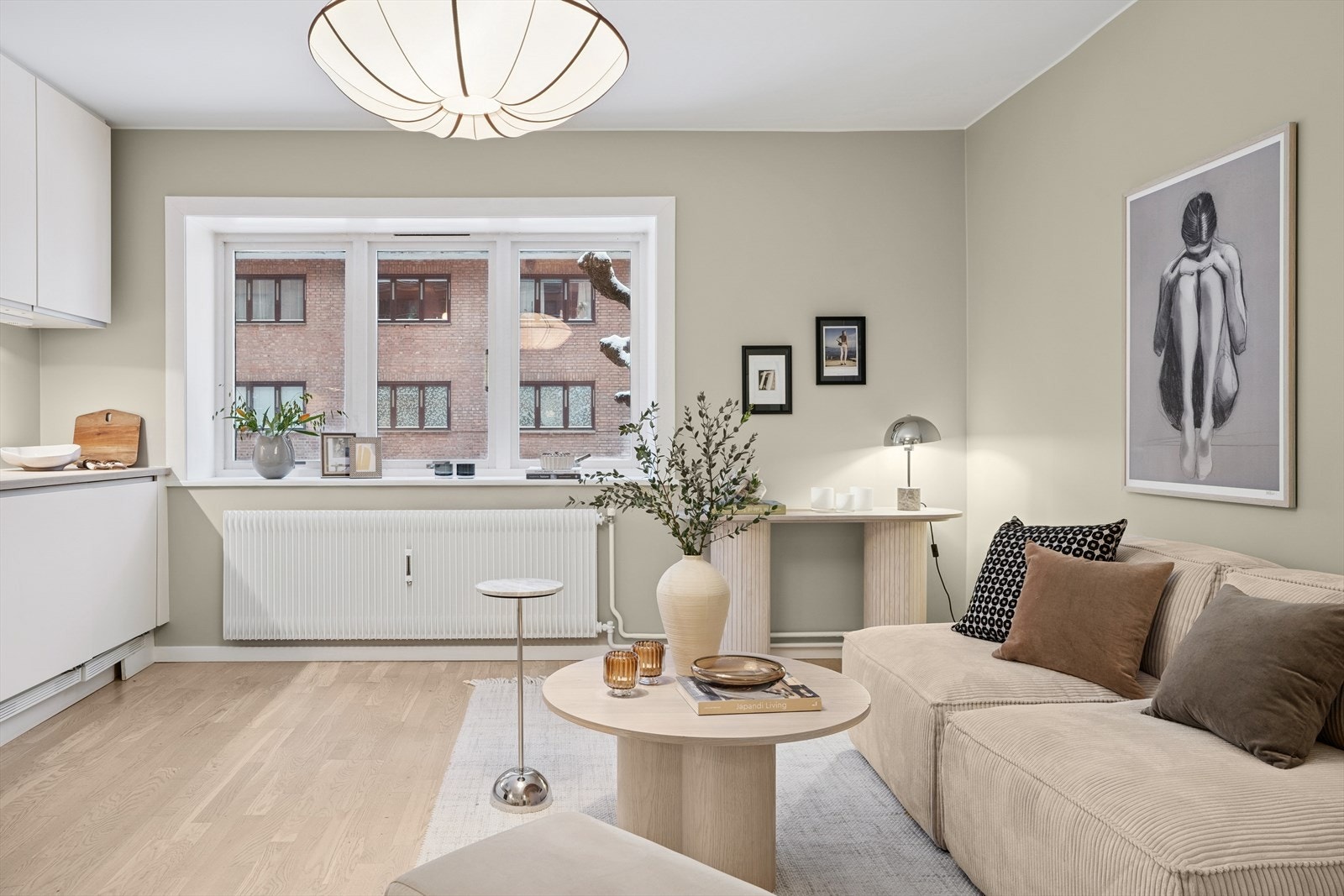 Åpen stue/ kjøkkenløsning med god plass til både sofa- og spiseplass Galleribilde