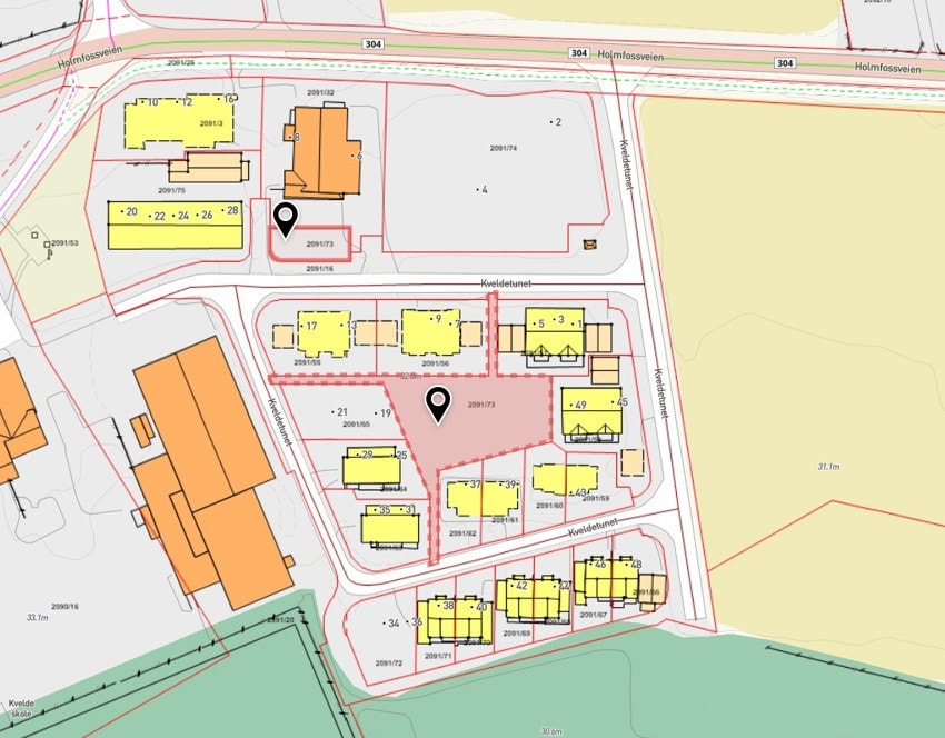 Med eiendommen følger andel i realsameie med fellesområde, merket med rødt. Galleribilde