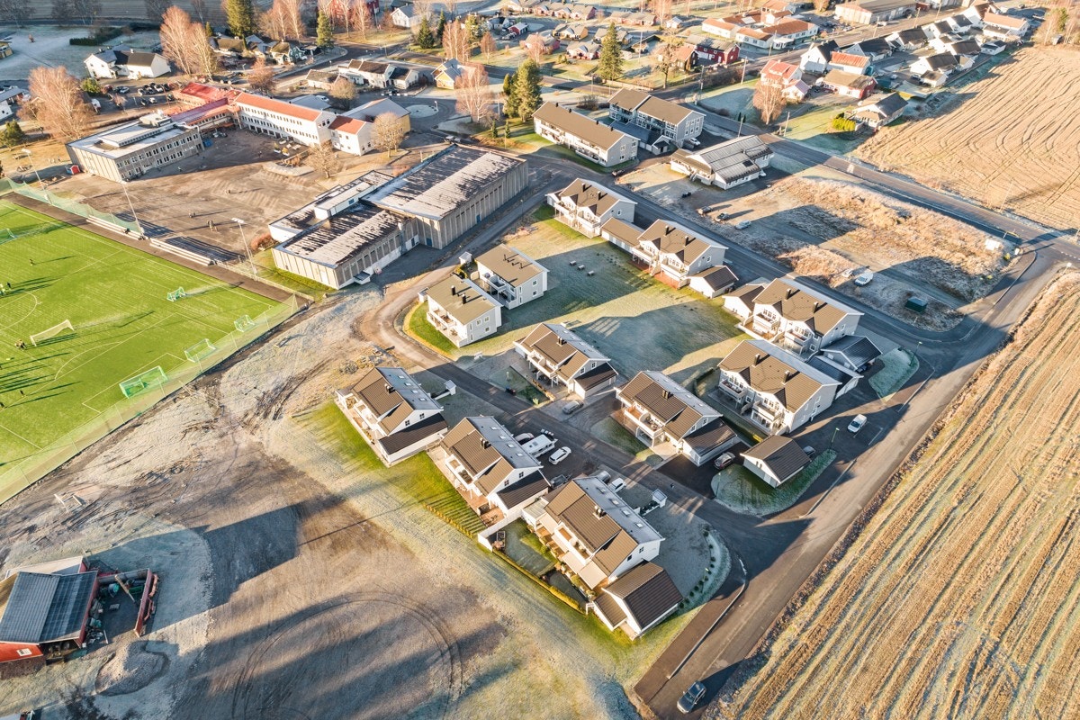 Kort skolevei for barna. Galleribilde