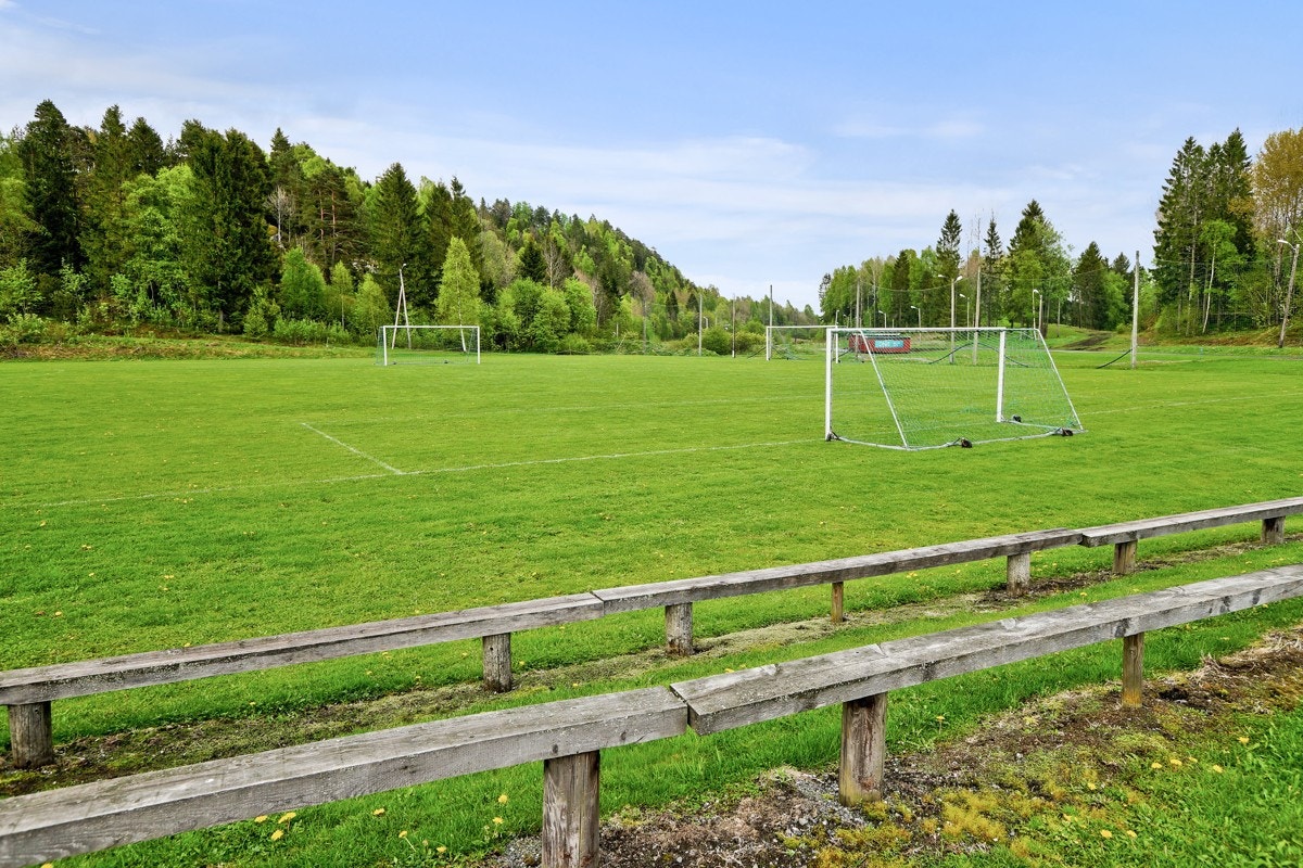 Kort vei til både gress- og kunstgressbane. Her går Lysløypa i bakkant av bildet. Galleribilde