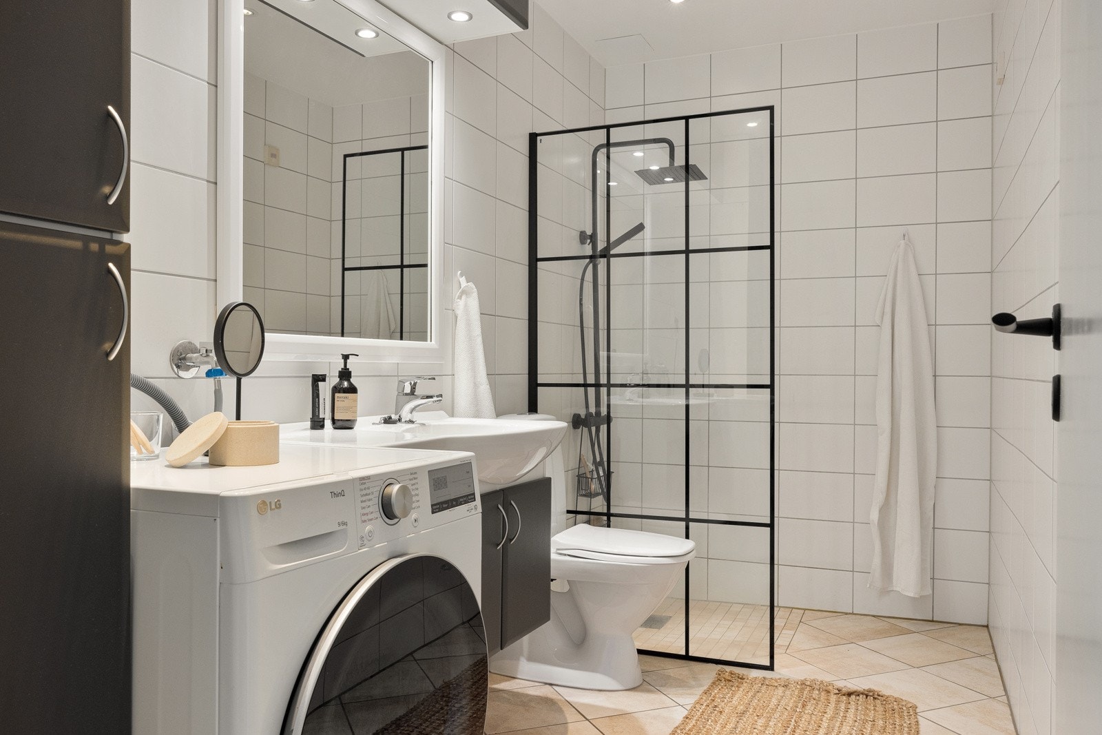 Badet er helfliset og har varmekabler i gulv, samt innfelte downlights i himling. Galleribilde