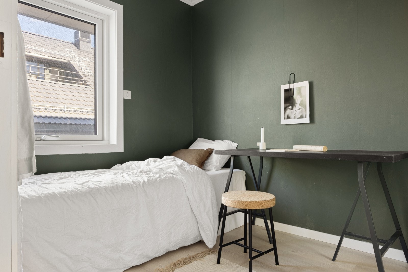 Soverom en måler ca. 6,6 kvm. Rommene består av laminat på gulv, samt slette malte vegger og himling. Galleribilde