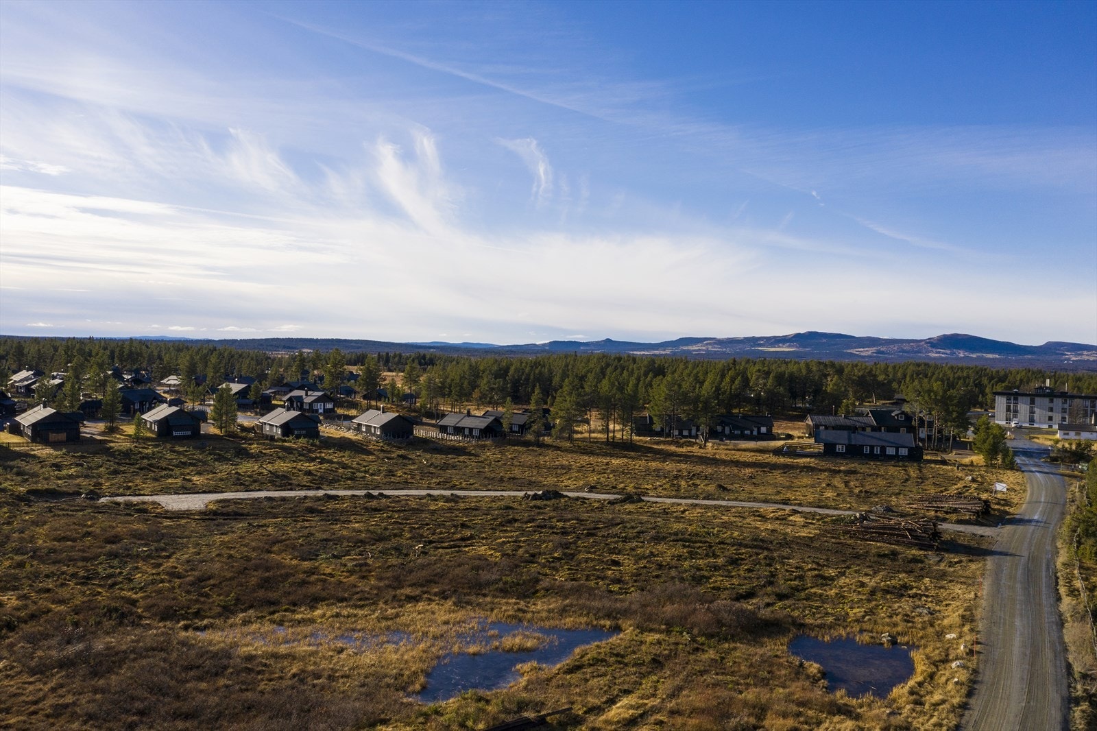 Sanderstølen ligger fint til på fjellet mellom Valdres og Hallingdal med kort vei til alt man trenger. Galleribilde