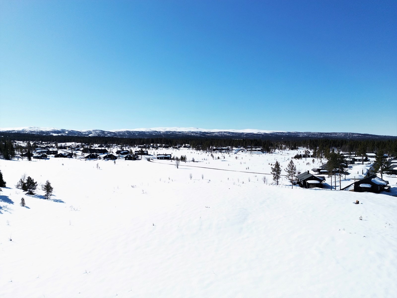 Hyttefeltet ligger i åpne og snørike omgivelser, ca. 850 m.o.h. Galleribilde