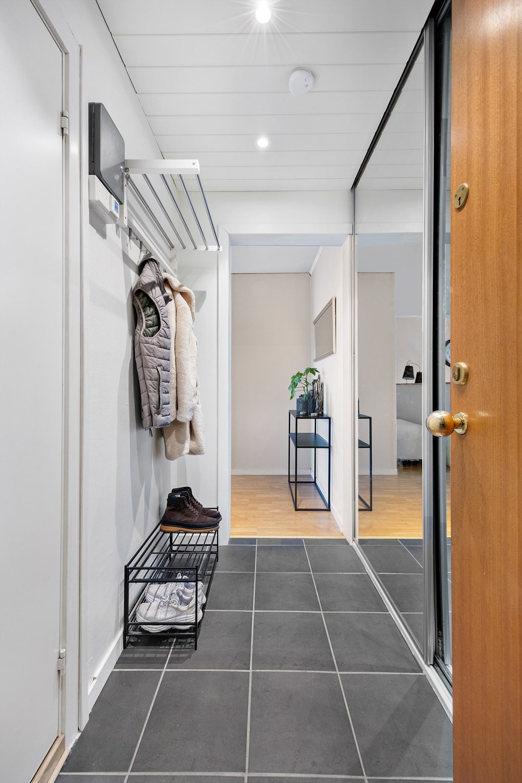 Stor skyvedørsgarderobe og klesoppheng. Galleribilde