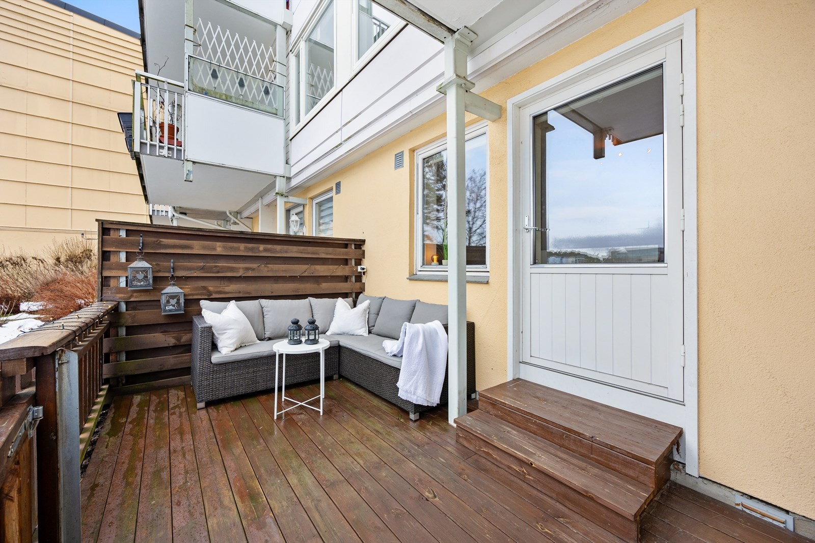 Balkongen er på 10 m² med plass til en koselig sittegruppe. Galleribilde