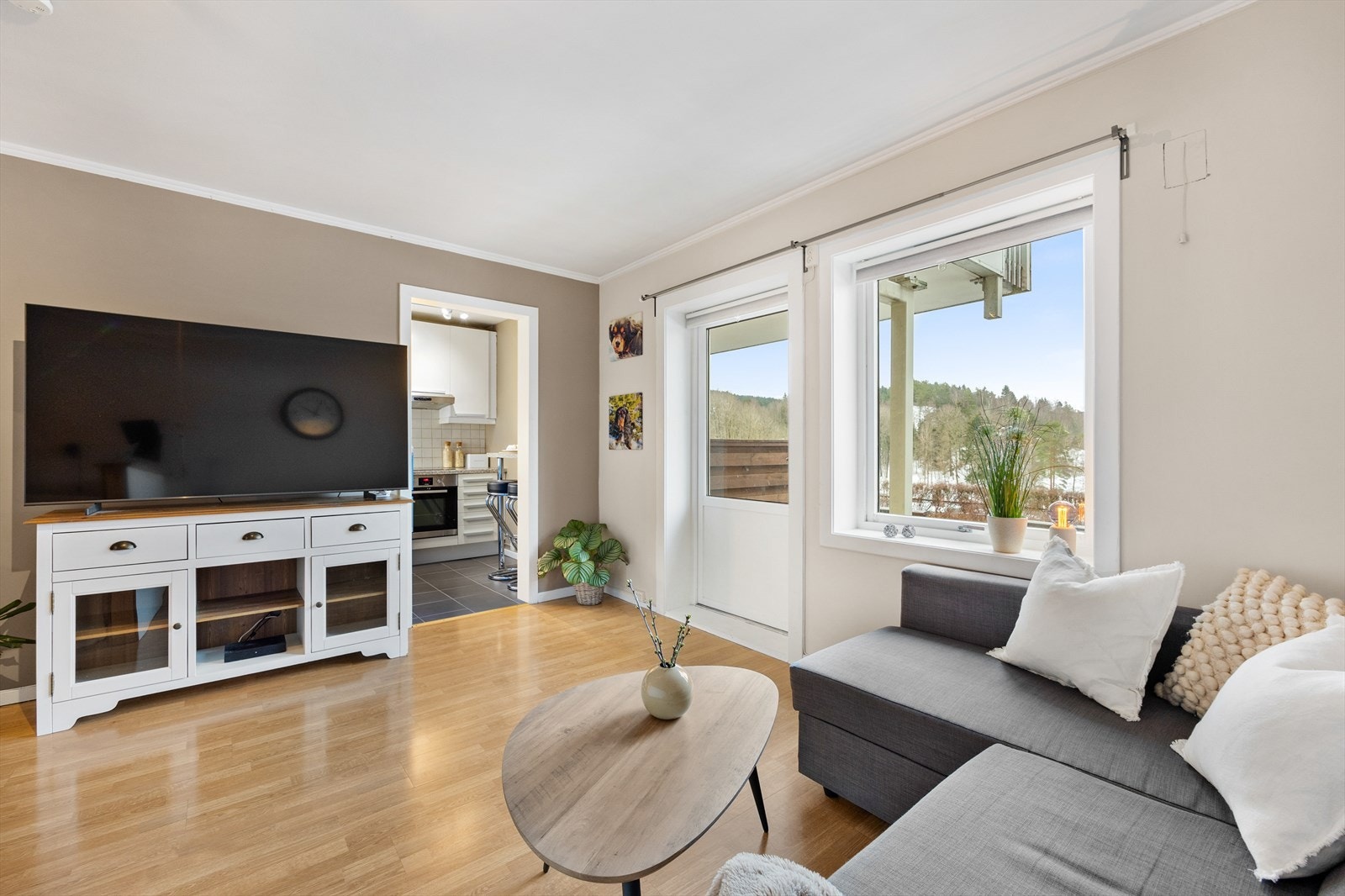 Fra stuen er det tilgang til kjøkken. Galleribilde