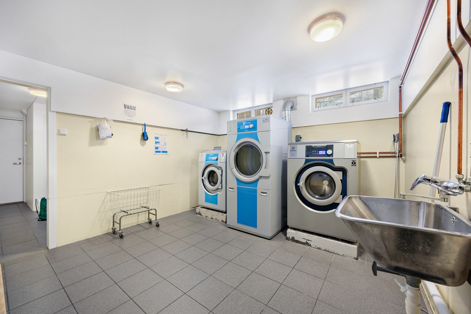 Fellesvaskeri med moderne maskiner. Galleribilde