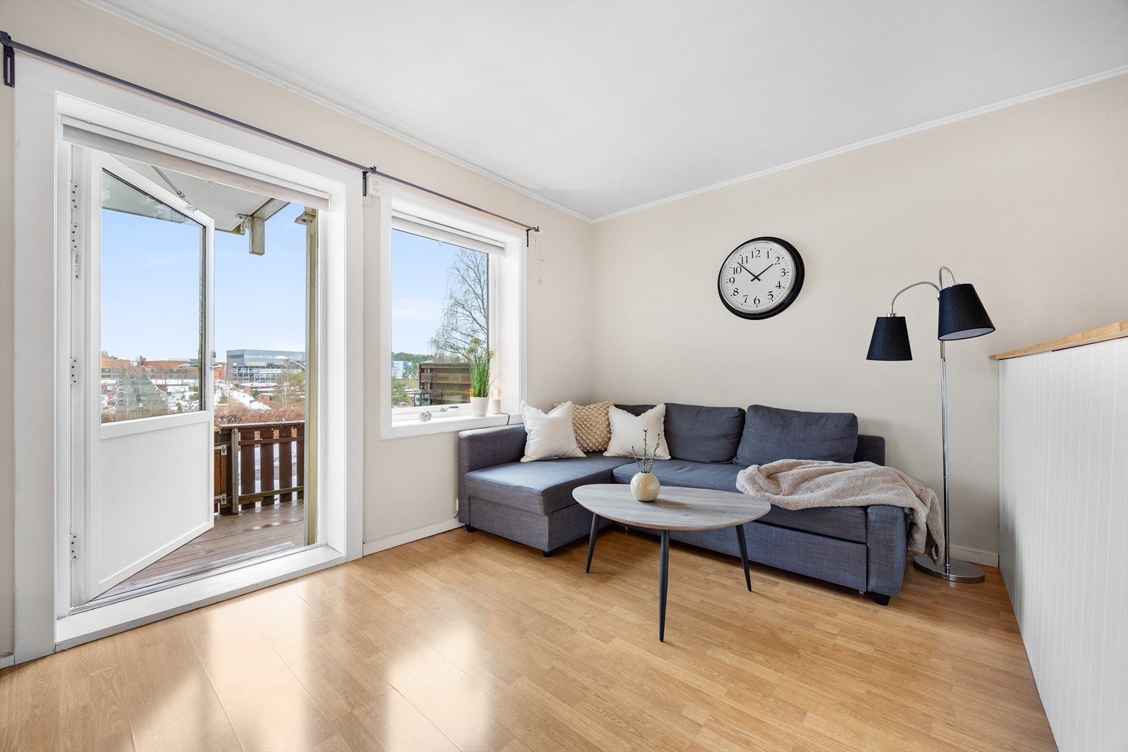 Stue med utgang til en romslig balkong. Galleribilde