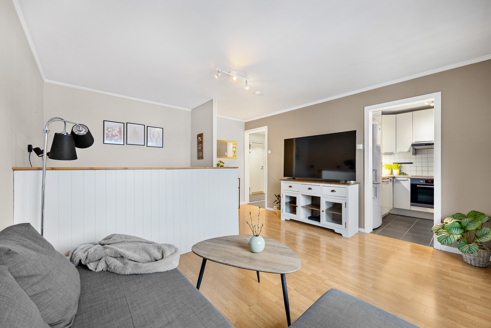 Stue med plass til både sofa og spisebord. Galleribilde