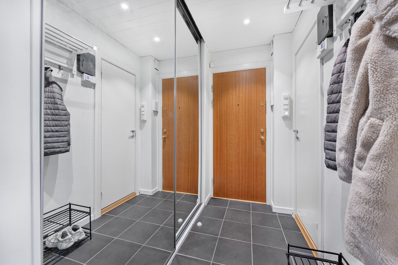 Romslig gang med flislagt gulv og gulvvarme Galleribilde