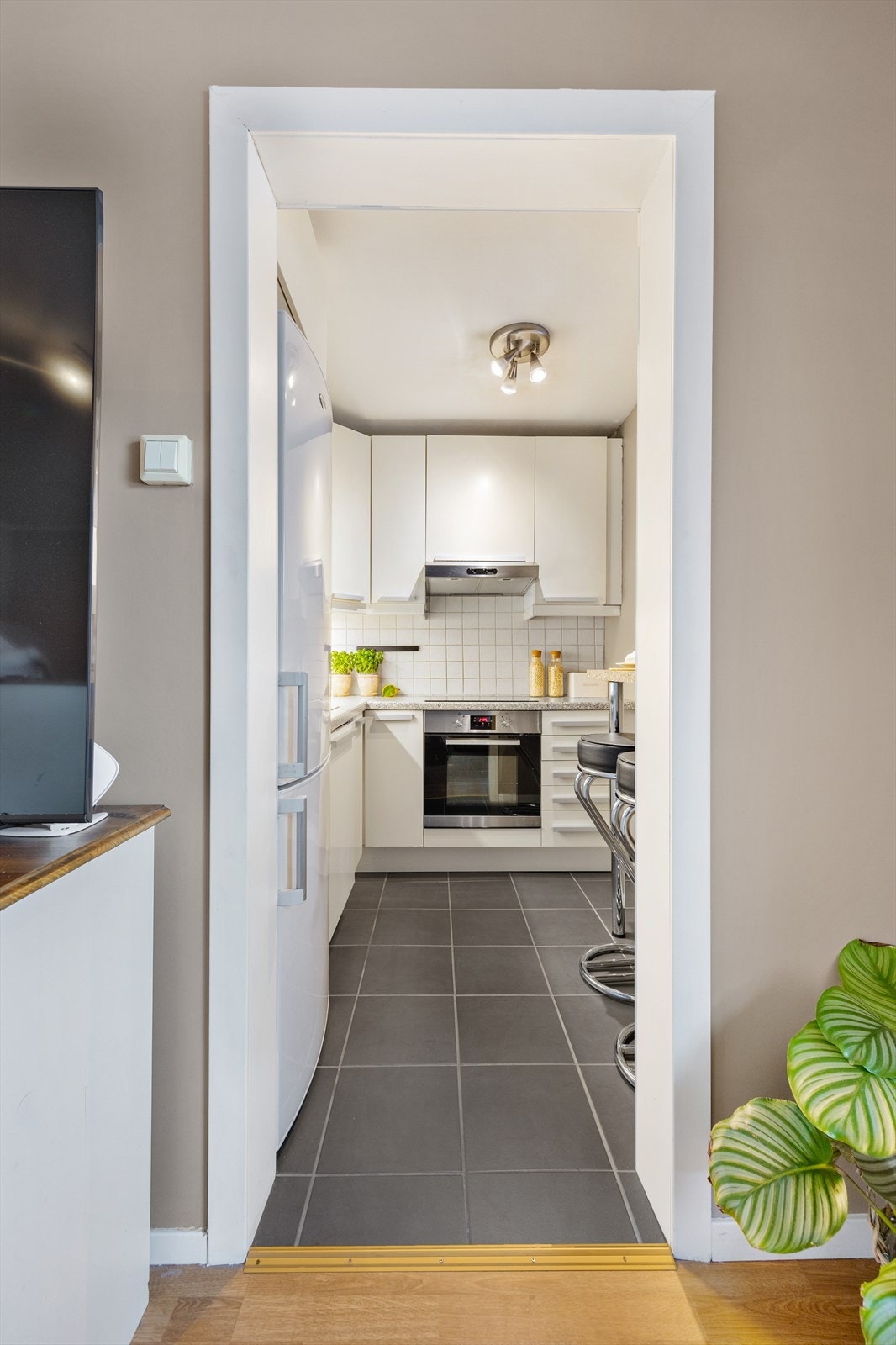 Leiligheten har et lyst kjøkken Galleribilde