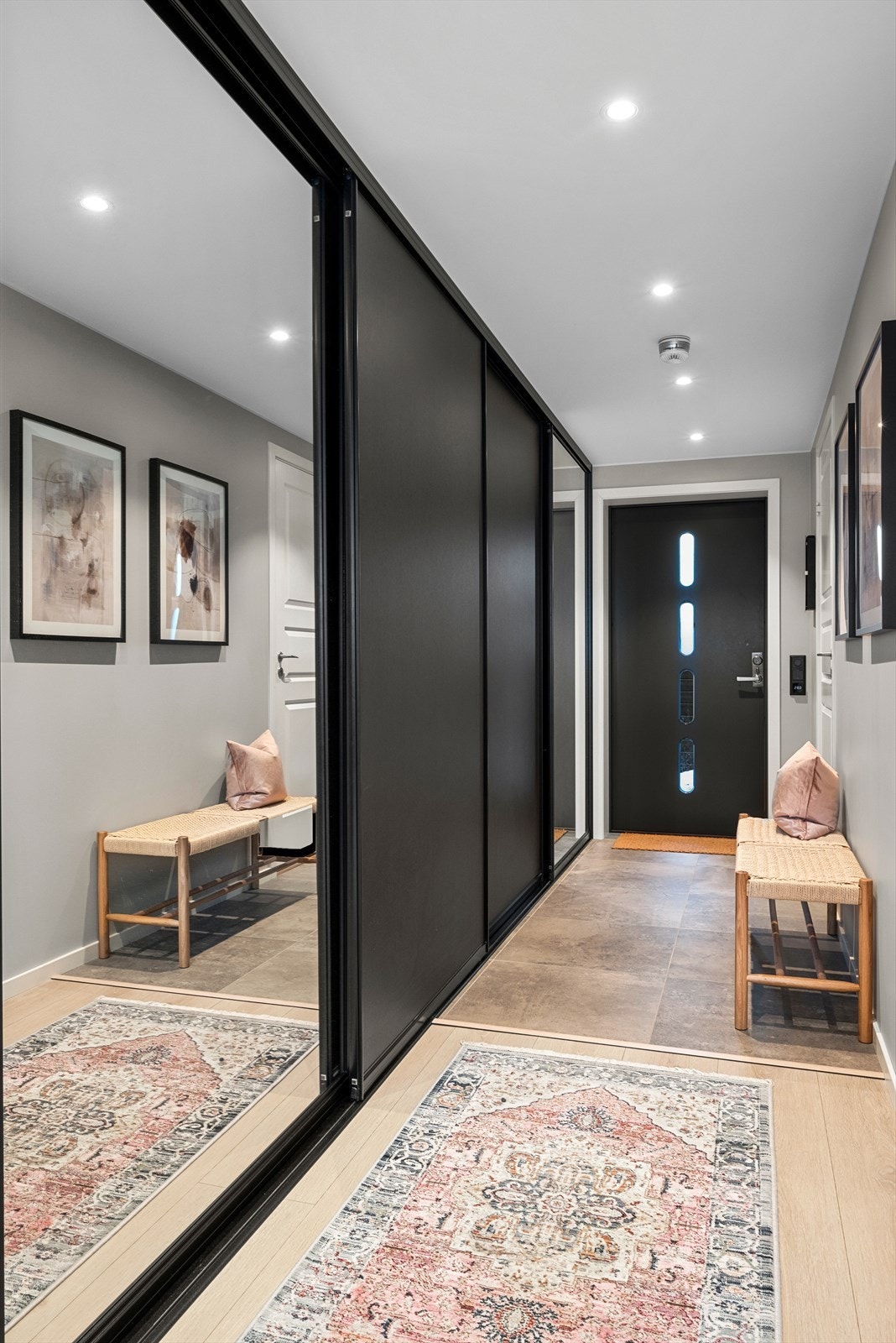 Leiligheten har en innbydende entré på hele 10,5m² med stor skyvedørsgarderobe. Galleribilde