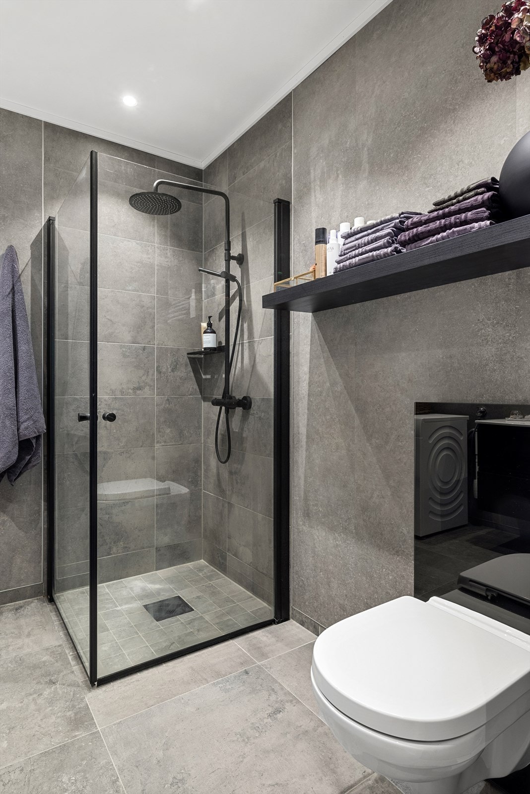 Utstyrt med servantskap, innfellbare dusjdører, mekanisk avtrekk og opplegg for vaskemaskin. WC på gebrit Monolith sisterne. Galleribilde