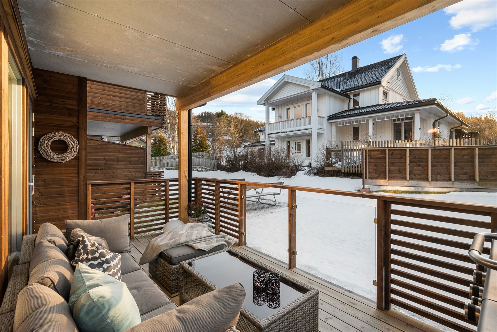 Solrik terrasse med plass til ønsket møblering. Galleribilde