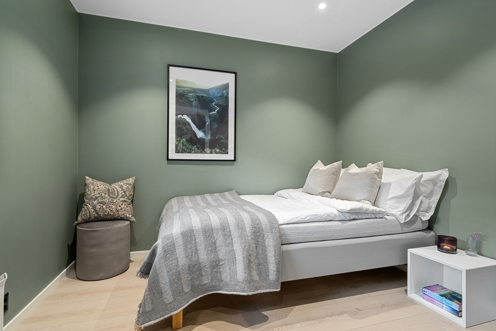 Soverom 2 på ca. 5 m². Moderne fargevalg på vegg og downlights i himling. Galleribilde