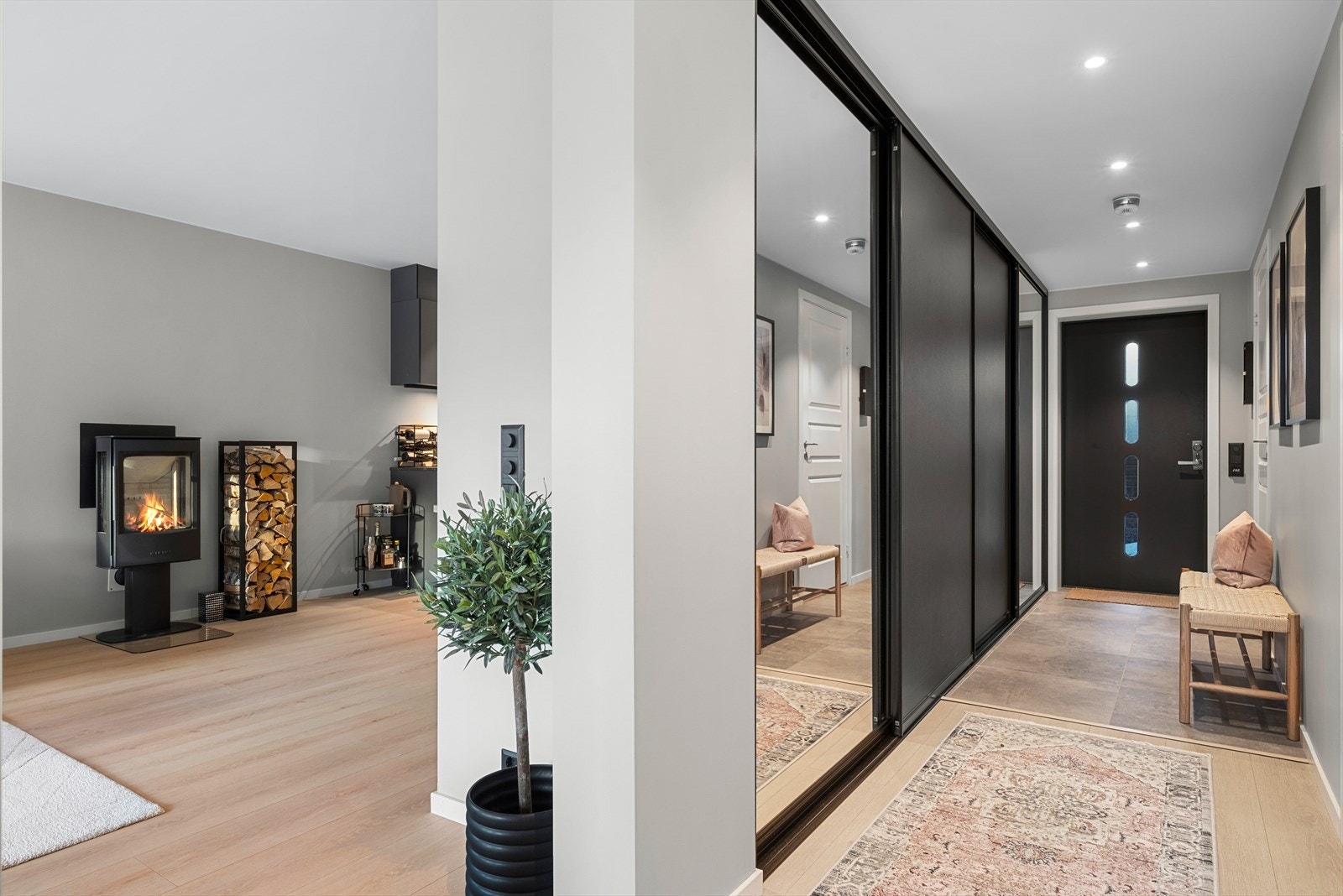 Romslig gang med inngang til begge soverommene og bad. Galleribilde