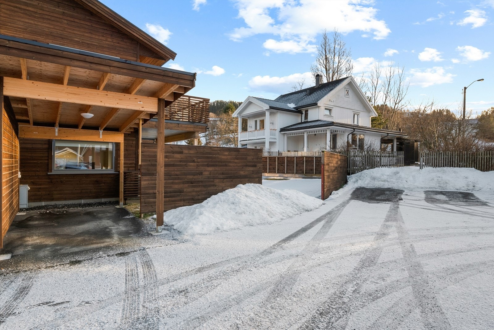 Romslig carport som medfølger leiligheten. Galleribilde
