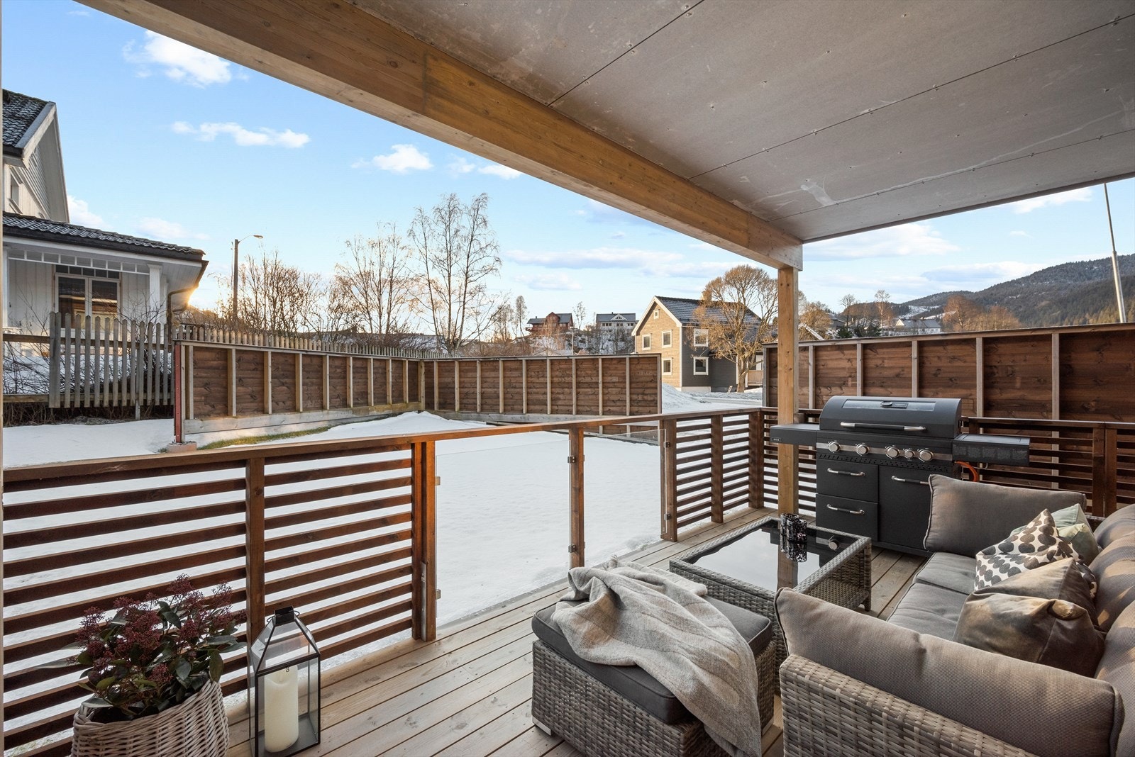 Terrasse med plass til utemøbler for flere personer. Galleribilde