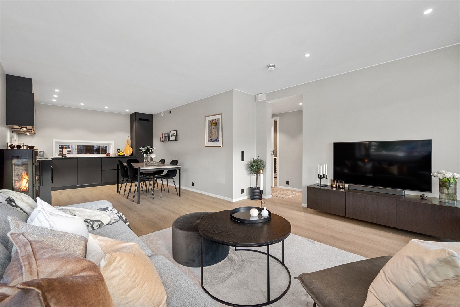 Stue og kjøkken i åpen løsning. Rommet strekker seg over hele 32m² og byr på flere møbleringsmuligheter. Galleribilde