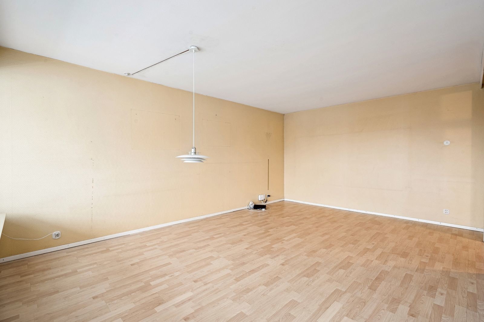 Stuen har god plass til sofagruppe, tv-benk og spisebord. Galleribilde