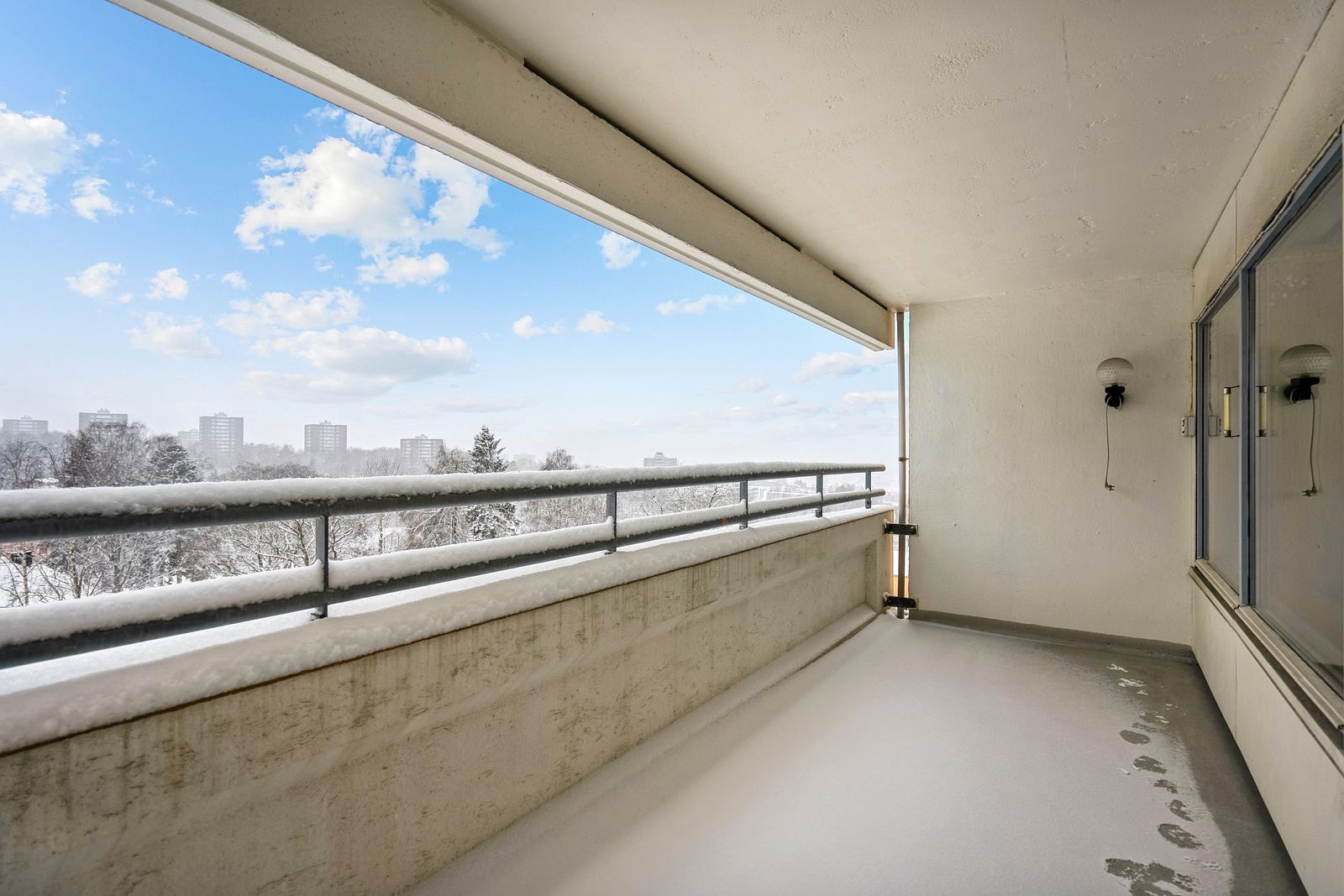 Sydvendt balkong på ca. 10 m² med adkomst fra stue. Galleribilde