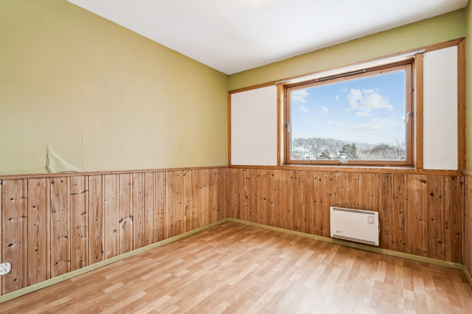 Soverom med plass til dobbeltseng, nattbord og garderobeløsning. Galleribilde