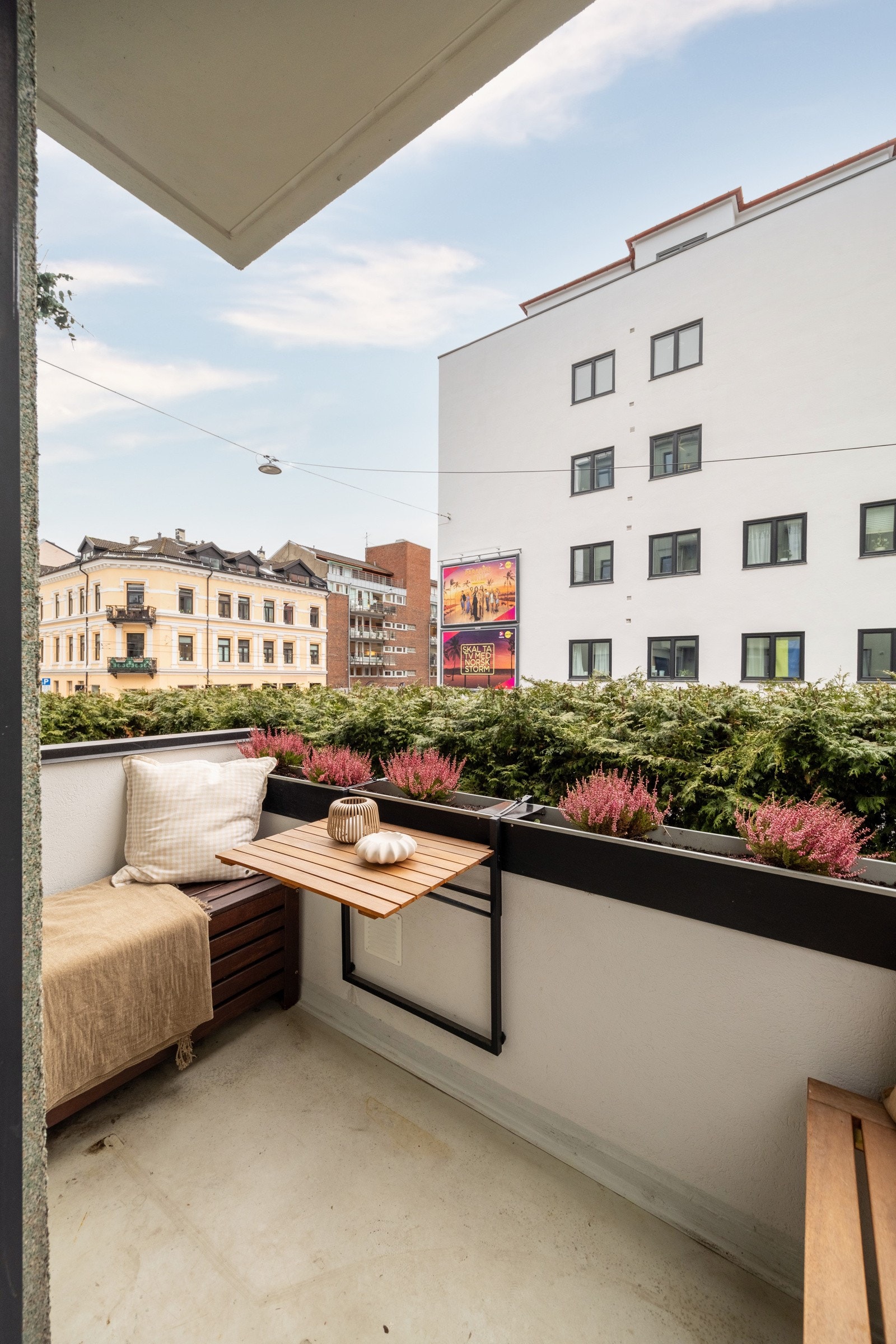 Balkongen har gode solforhold fra omkring kl. 11:00 til 19:00 på sommerstid. Galleribilde