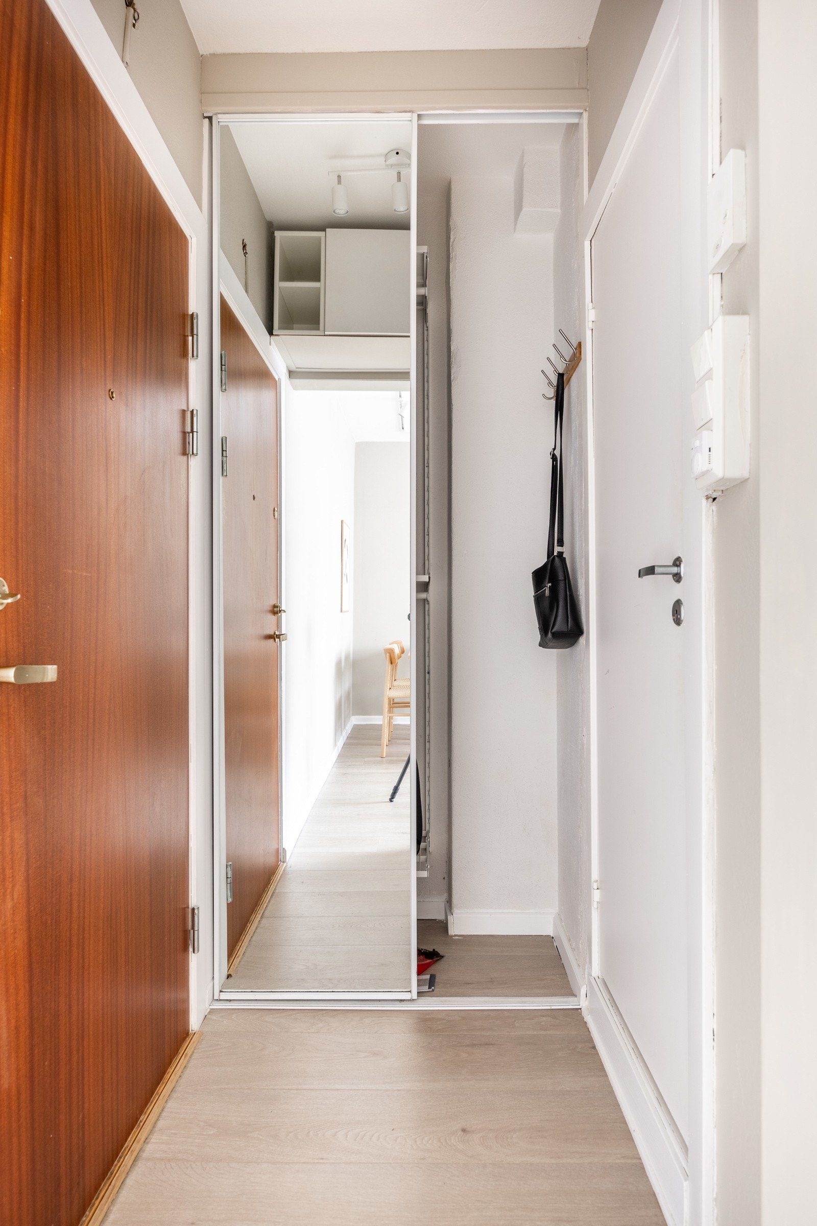 Hyggelig entré med skyvedørsgarderobe. Galleribilde